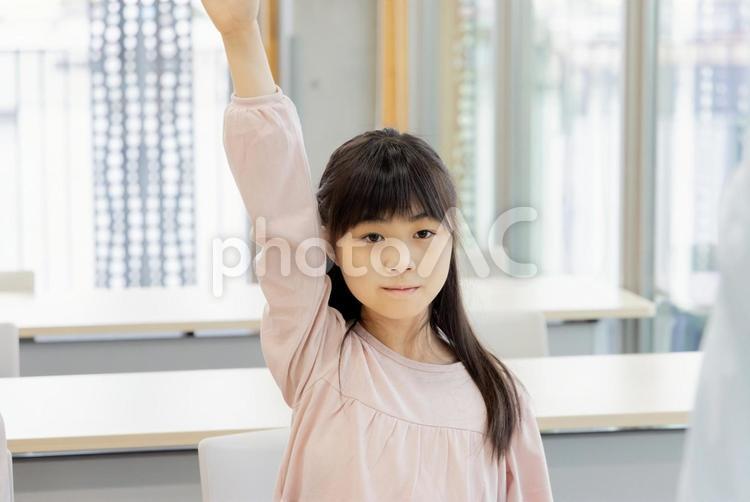 学習塾で勉強する小学生 小学生,塾,女性の写真素材