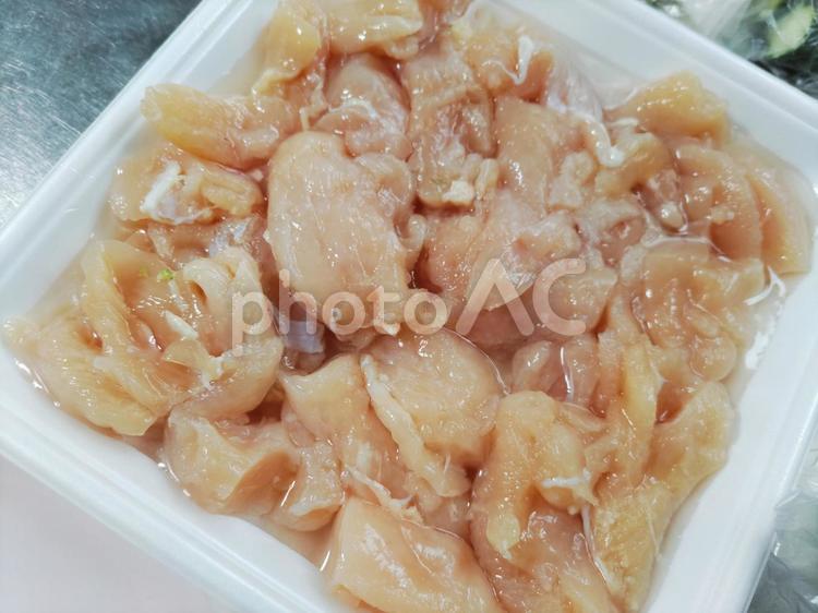 トレイの上の鶏もも肉 鶏モモ,鶏肉,生肉の写真素材