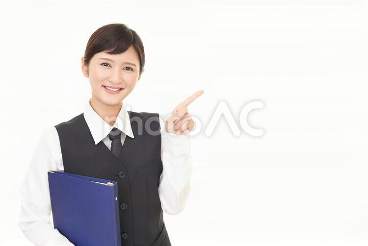 指示する笑顔のビジネスウーマン 女性,ビジネスウーマン,女の写真素材
