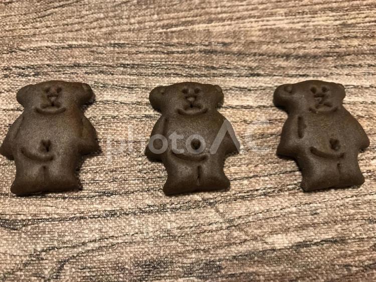 木目のテーブルに3つ並んだくまの形のビスケット くま,熊,クマの写真素材