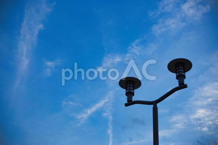 街灯と夕方の空 web,素材,バックグラウンドの写真素材