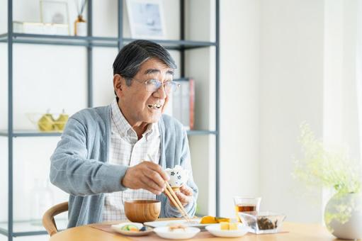 朝食を食べるシニアの男性 朝食を食べるシニアの男性 食事,食べる,シニアの写真素材