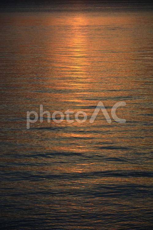西表島の星立海岸の夕焼けが写る海面 西表島,八重山諸島,八重山の写真素材
