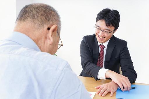 営業マンと高齢者 営業マンと高齢者 相続,自宅,銀行の写真素材