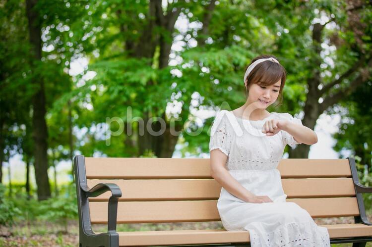 時計を見る女性 腕時計,時間,笑顔の写真素材