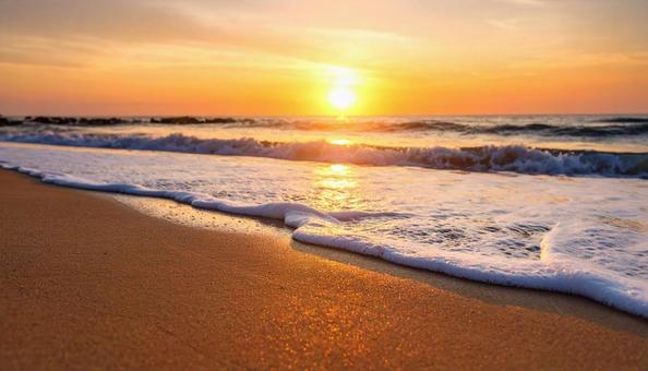 太陽が沈む夕暮れの海辺、サンセットビーチ 太陽が沈む夕暮れの海辺、サンセットビーチの写真