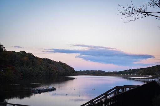 夕焼けと湖 夕焼け,夕暮れ,風景の写真素材