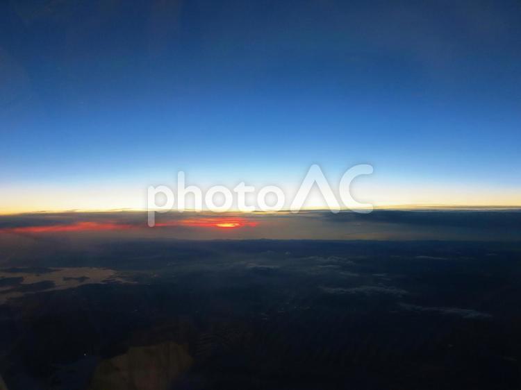 飛行機から見た夕日 空,夕方,夕焼けの写真素材