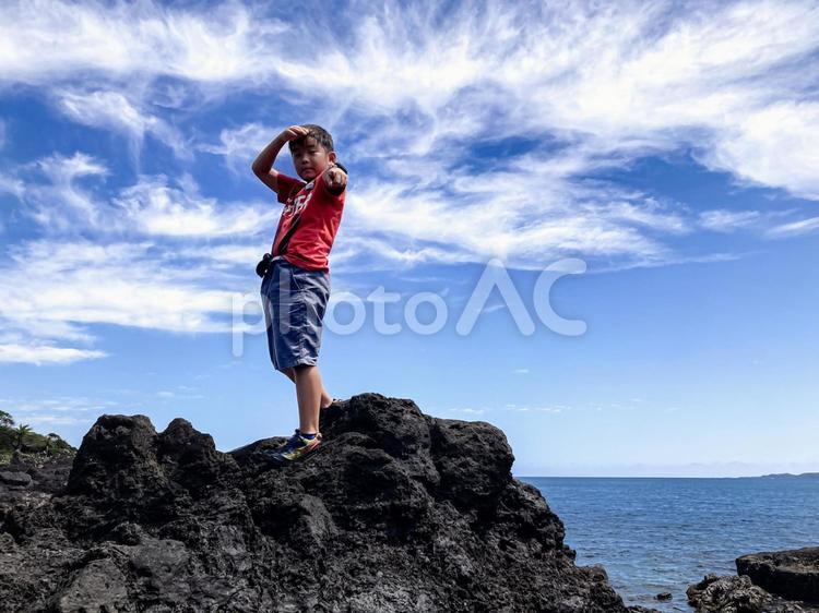 ※素材＞良く晴れた夏の海辺を散策する少年 子供,男性,人物の写真素材