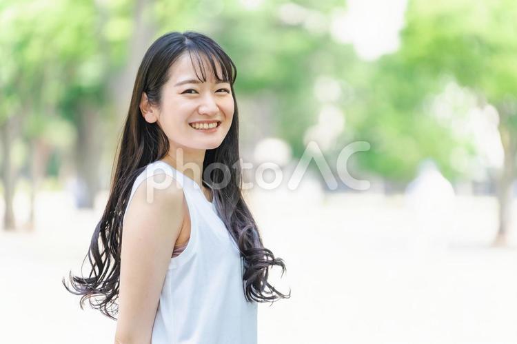 新緑の中にいる笑顔の日本人女性 女性,笑顔,美白の写真素材