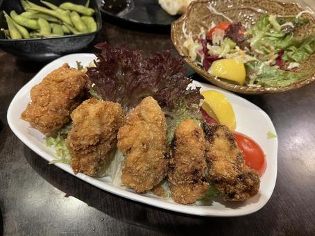カキフライと枝豆 カキフライと枝豆の写真
