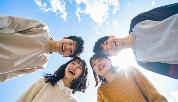 笑顔で元気いっぱいの中学生 笑顔で元気いっぱいの中学生の写真