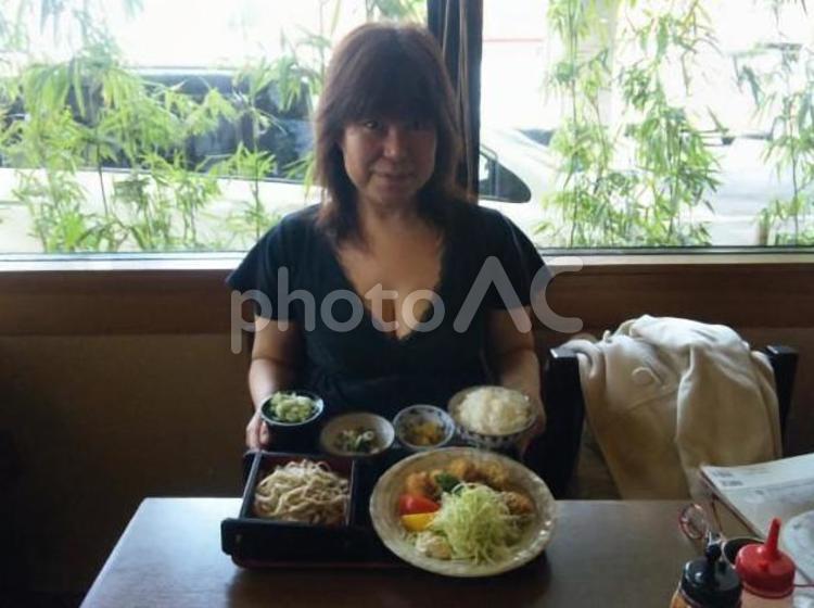 カキフライ定食をこれから食べる嬉しそうな４０代の女性 カキフライ,女性,女の人の写真素材