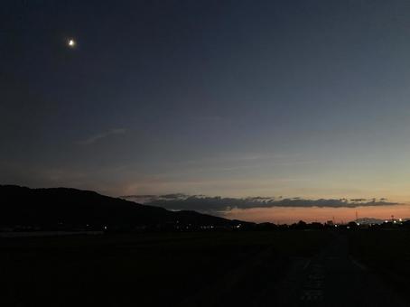 夕暮れ時と月 夕暮れ時と月の写真