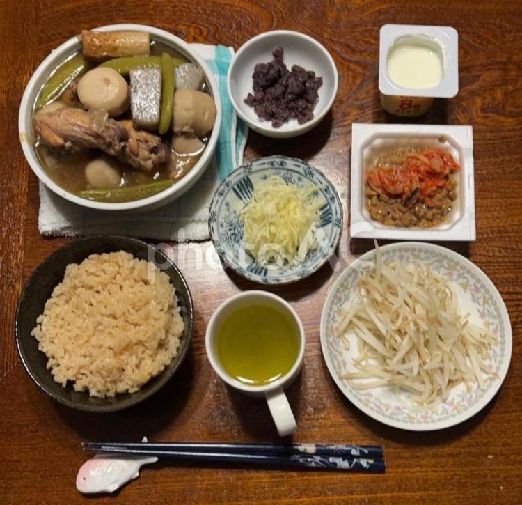手羽元と里芋と蒟蒻の煮物などの夕食 夕食,ご飯,七分突きの写真素材