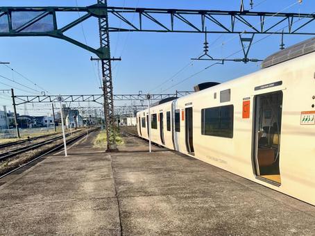 817系鹿児島本線快速電車　ホーム端にて 817系,3000番台,鹿児島本線の写真素材