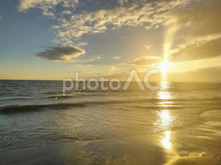 夕暮れの海 夕焼け,夕暮れ,西日の写真素材