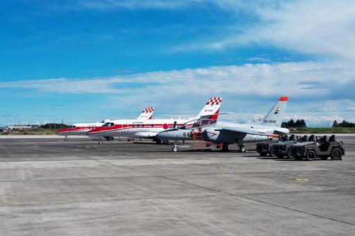 入間航空祭　U-680AとT-4練習機　 入間基地,航空祭,航空自衛隊の写真素材