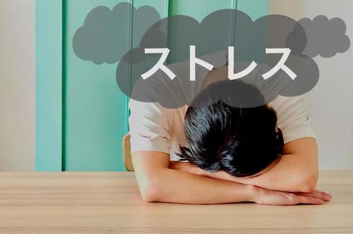 ストレスでうなだれる男性 ストレスでうなだれる男性 ストレス,責任,精神的負担の写真素材