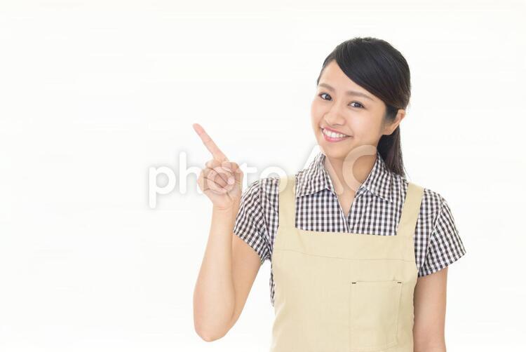 指示する笑顔の主婦 女性,女,主婦の写真素材