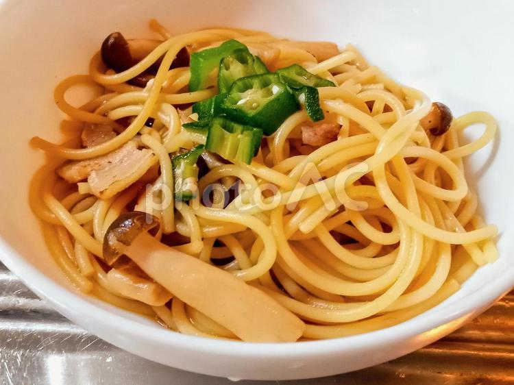 キノコとオクラの和風パスタ（白皿） 和風パスタ,和風スパゲティ,キノコスパゲティの写真素材