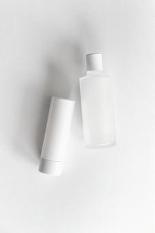 ガラス製とプラスチック製の化粧水ボトル ガラス製とプラスチック製の化粧水ボトル モックアップ,物撮り,化粧品の写真素材