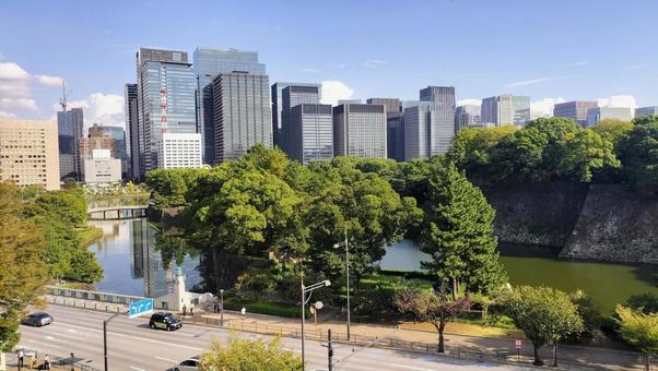 竹橋からの眺め・皇居と大手町のビル群の写真