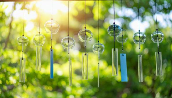 夏の風物詩涼し気な風鈴 夏の風物詩涼し気な風鈴の写真