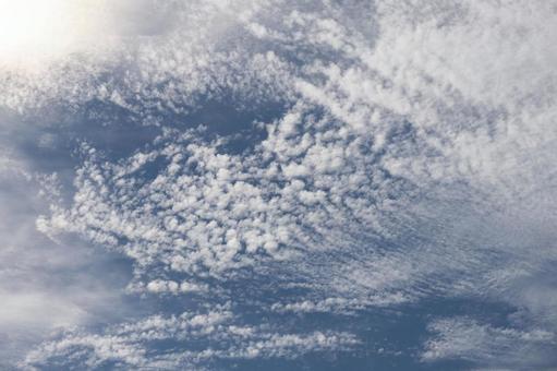 青空と色々な白い雲の空の風景 青空と色々な白い雲の空の風景の写真