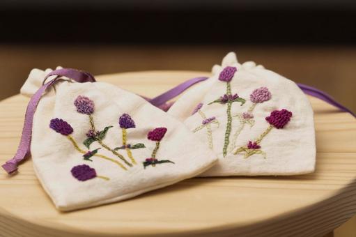 ちいさなお花の刺繡巾着 ちいさなお花の刺繡巾着の写真