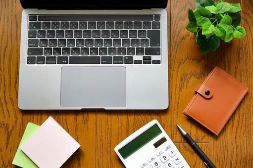 パソコンとオフィスツール デスク整理,オフィス環境,効率化の写真素材