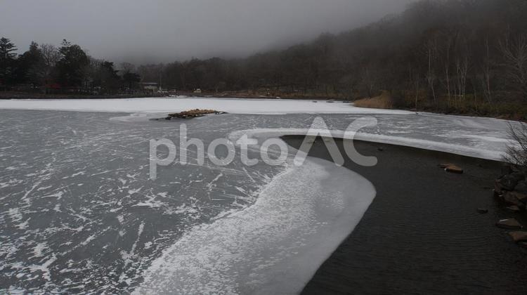 冬の水面が凍結した湖 湖,凍結,氷の写真素材