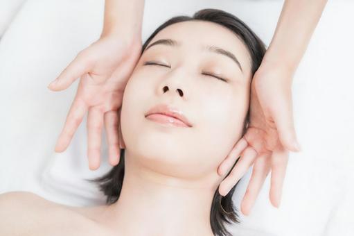 A young woman whose head is massaged at an esthetic salon, महिला, एस्टे, सैलून, JPG