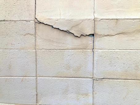 ひびが入った壁 ブロック,塀,ひびの写真素材