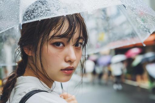 ストリートで傘を差す女性 ストリートで傘を差す女性の写真