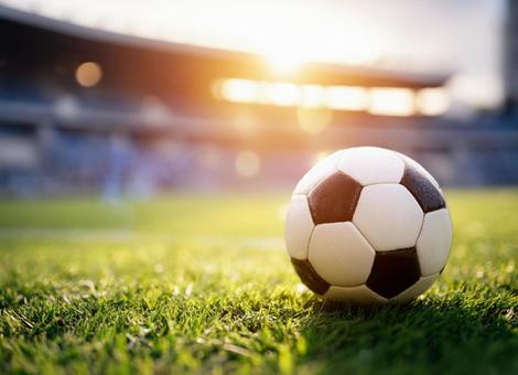 サッカーボールとスタジアム サッカーボールとスタジアムの写真