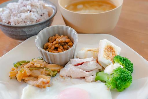 納豆とはんぺんの和朝食 納豆とはんぺんの和朝食の写真