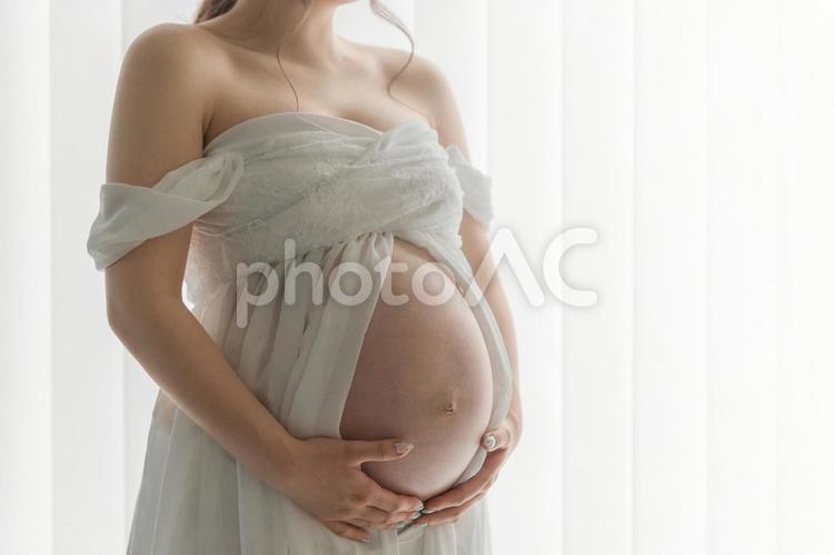 マタニティフォトの撮影をする妊婦の女性 妊婦,授かり婚,妊娠の写真素材