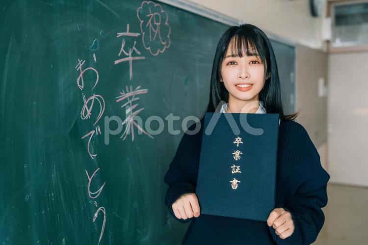 卒業証書を見せてくる女子高生 女性,女子高,高校生の写真素材