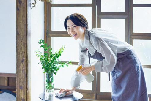 テーブルを拭く主婦 古民家 カフェ テーブルを拭く主婦 古民家 カフェ 主婦,女性,家事の写真素材