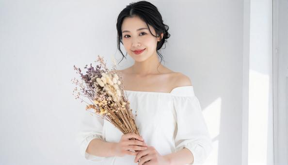 ドライフラワーの花束を持つ日本人女性 ドライフラワーの花束を持つ日本人女性の写真