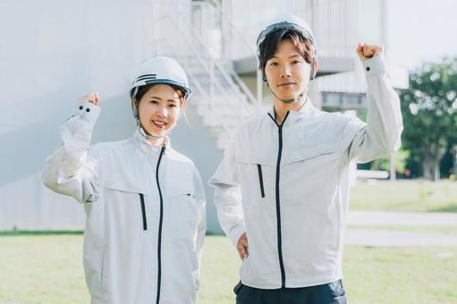 外で作業着を着て仕事する男女 土木 建築 外で作業着を着て仕事する男女 土木 建築 作業服,作業着,働く男女の写真素材