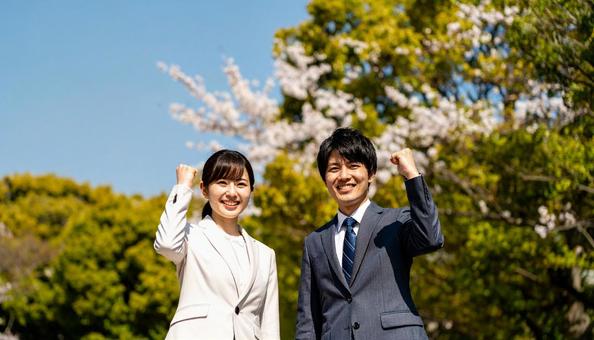 ガッツポーズをする笑顔のビジネスマン男女 ガッツポーズをする笑顔のビジネスマン男女の写真