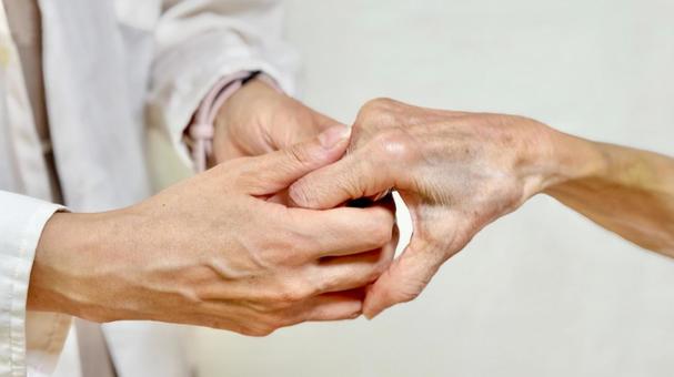 高齢者の細い手の指先を両手で握る女性 高齢者の細い手の指先を両手で握る女性 高齢者,女性,手の写真素材