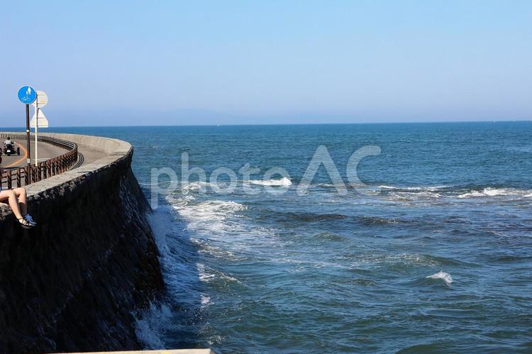 御前崎の岸壁に打ち寄せる波 海,波,波しぶきの写真素材