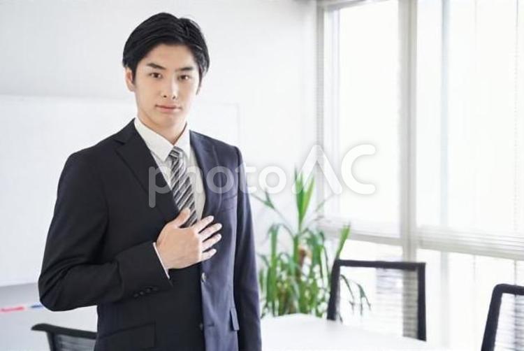 会議室で胸に手を当てる日本人ビジネスマン 男性,ビジネスマン,日本人の写真素材