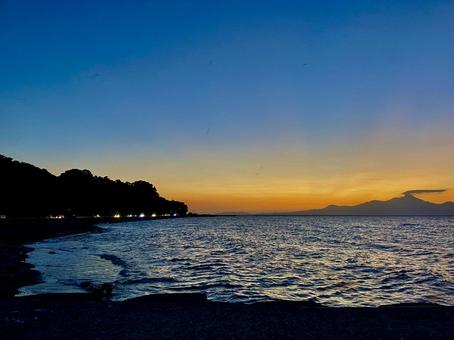 夕暮れどきの美しい海 夕暮れどきの美しい海 夕暮れ,夕日,夕焼けの写真素材