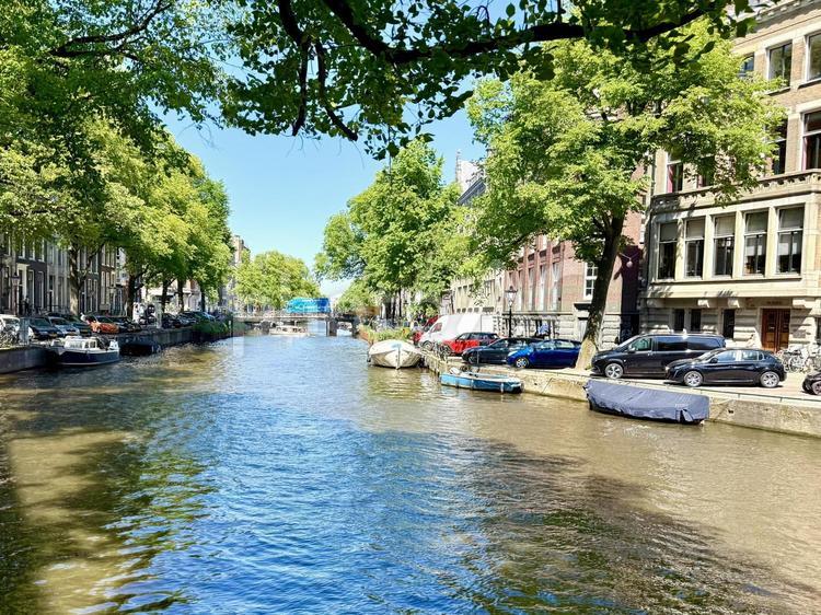 オランダ・アムステルダム市街地の運河 オランダ,アムステルダム,運河の写真素材
