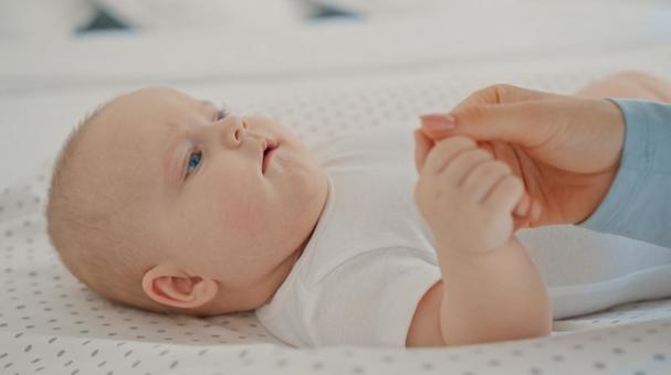 指を触られている仰向けの赤ちゃん 指を触られている仰向けの赤ちゃん 赤ちゃん,かわいい,仰向けの写真素材