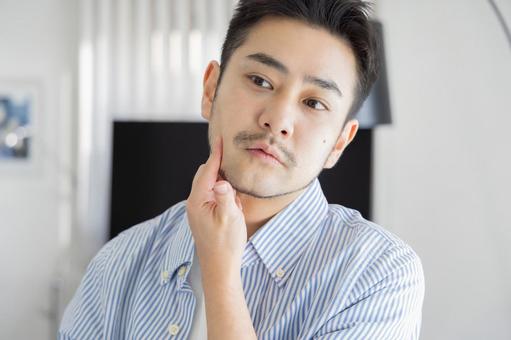 髭の手入れをする男性 髭の手入れをする男性 男性,人物,日本人の写真素材